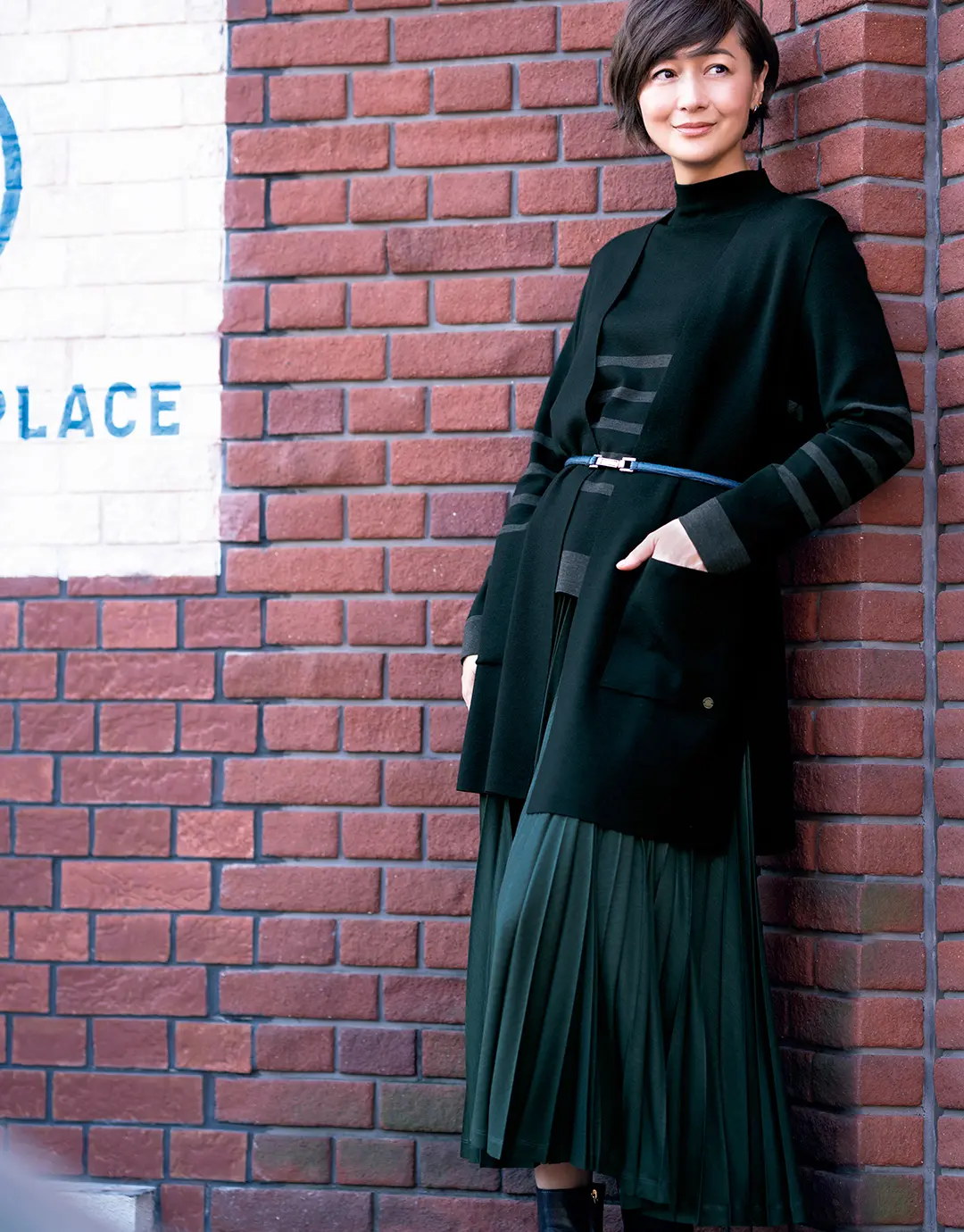 ロングジレに細いベルトを。それだけでクラシックなムード