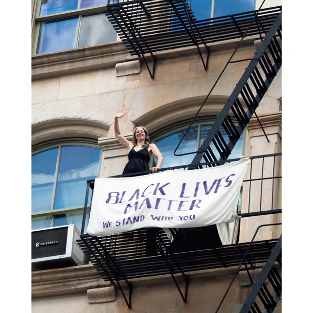 黒人差別反対の横断幕を作り、自宅前 を通るデモ行進にエールを送る