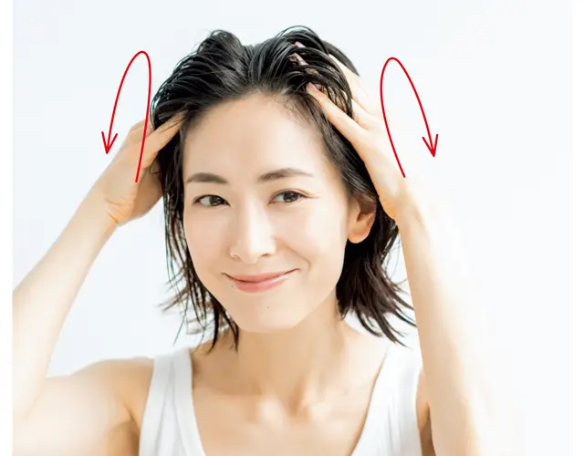 ハチの部分（側頭部）でシャンプーを泡立てる