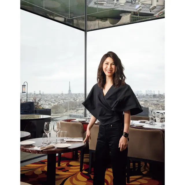 パリをバックにする雨宮塔子さん