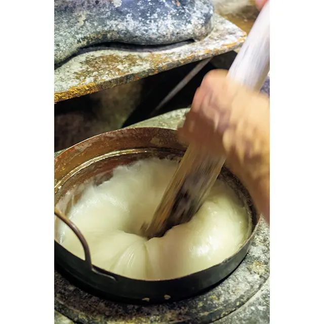 練るほどに軟らかく、キメが細かい餅に仕上がるそう。