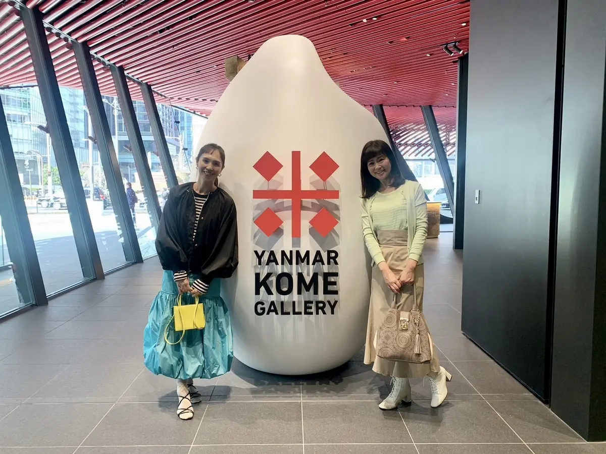 東京、YANMAR TOKYO、ヤンマートウキョウ、ミュージアム、お米のミュージアム、入り口、黄緑、イエローグリーン、ニット、春ニット、春服、春コーデ、春服コーデ、春ファッション、ニットコーデ、ベージュスカート、スカート、ロングスカート、パステルグリーン、ボブ、ミディアムヘア、ボーダー、カットソー、ブルー、水色、スカート、バルーンスカート、ロングスカート、アップヘア、ニットアンサンブル、2人、記念写真