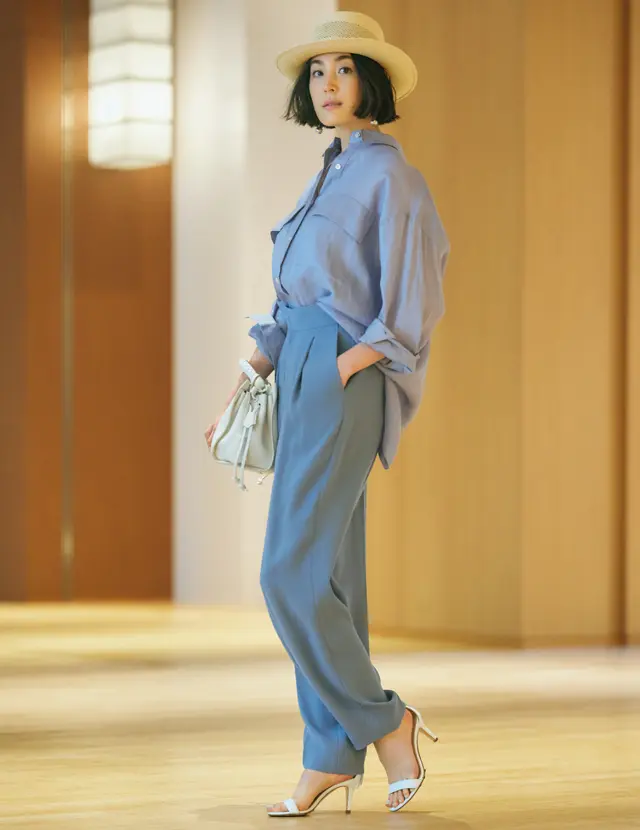 スモーキーなブルーのパンツコーデのLIZA