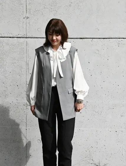 50代ＧＵラッフルカラーブラウスにジレ＆パンツでコーディネート