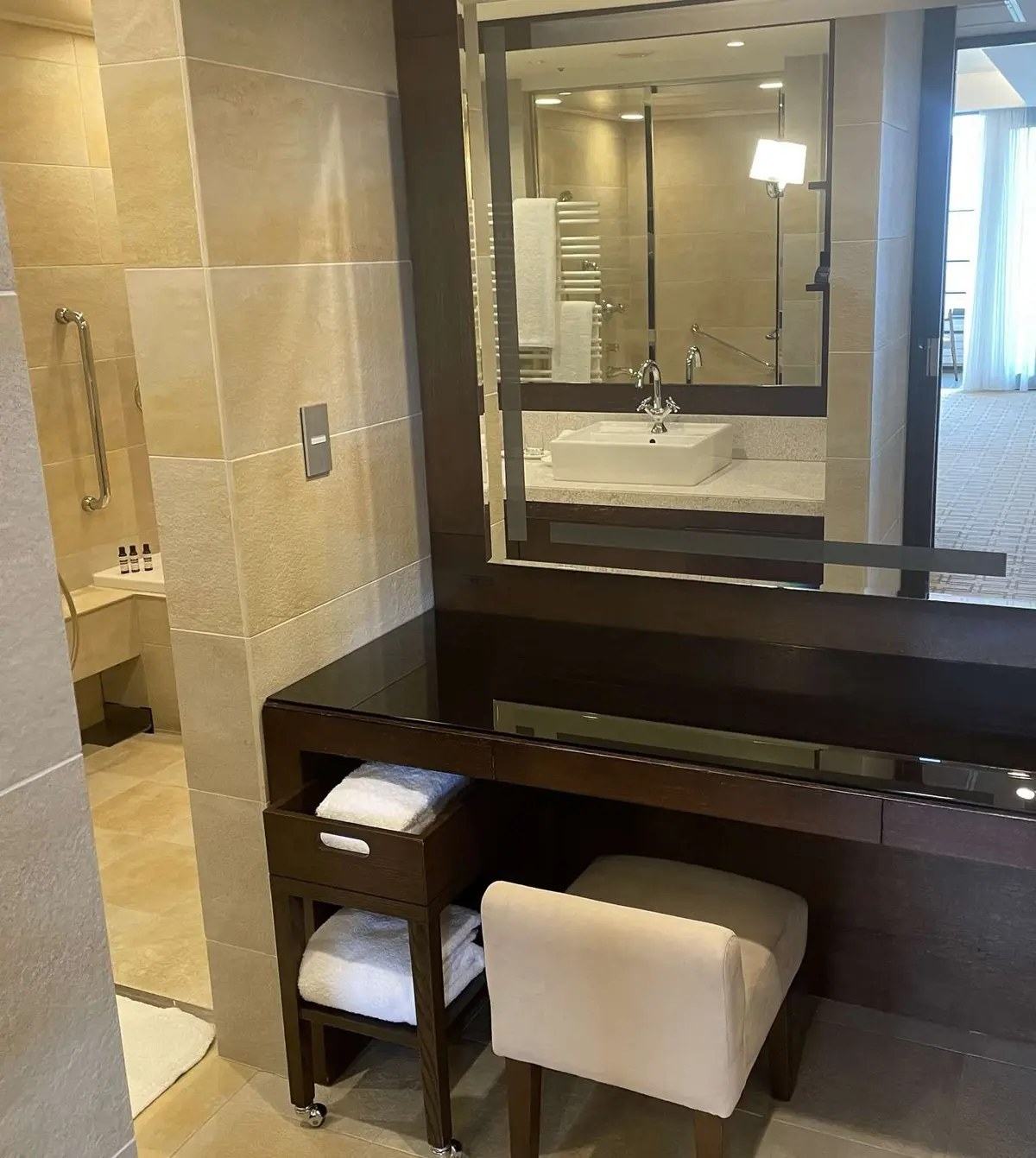 ハイアット リージェンシー 箱根 ゲストルームツインのドレッサー