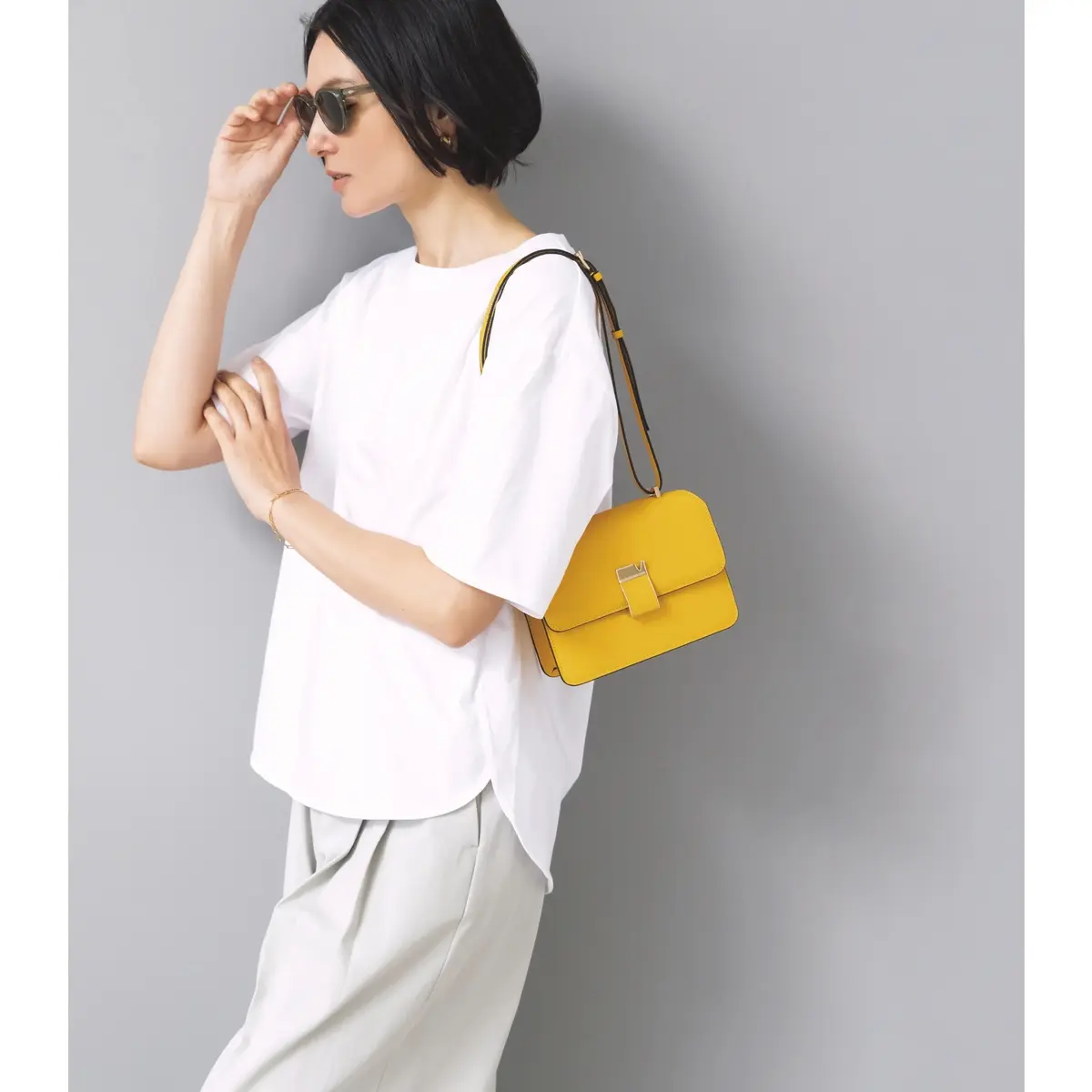 上品なネイビーのセットアップコーデから白ブラウス×グレージュデニムの大人カジュアルスタイルまで【50代の1週間コーデ】