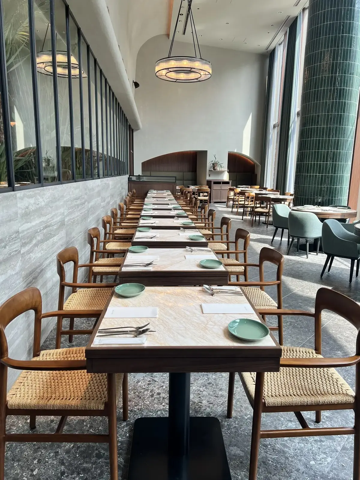 ショート丈ジレでグラングリーン大阪の人気ランチへ