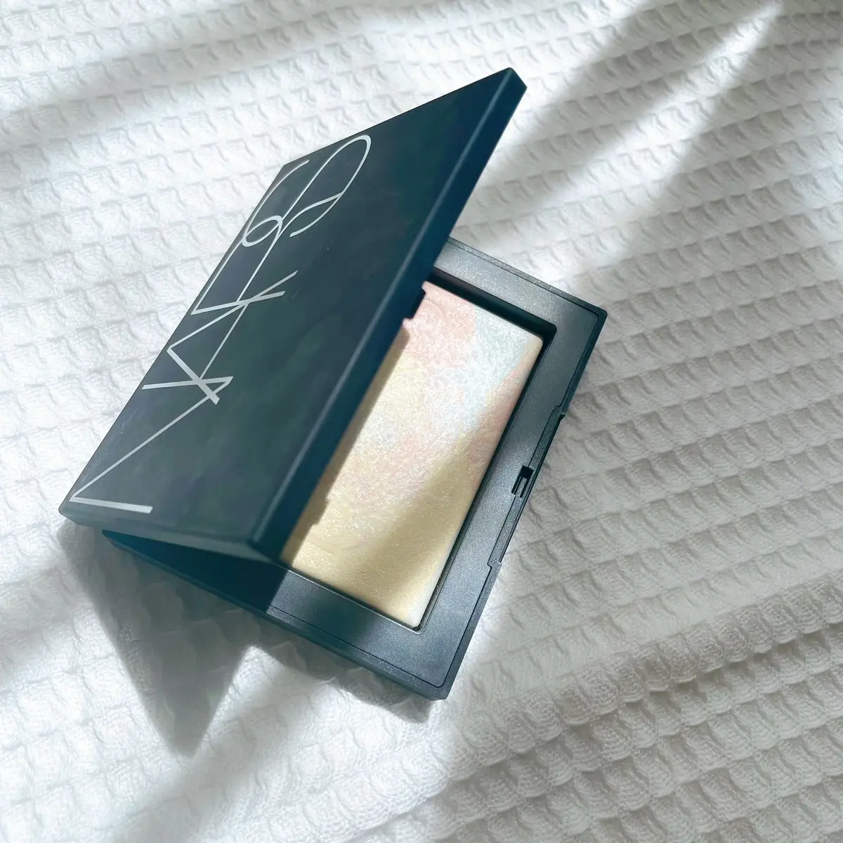 NARSの「ライトリフレクティングセッティングパウダー」