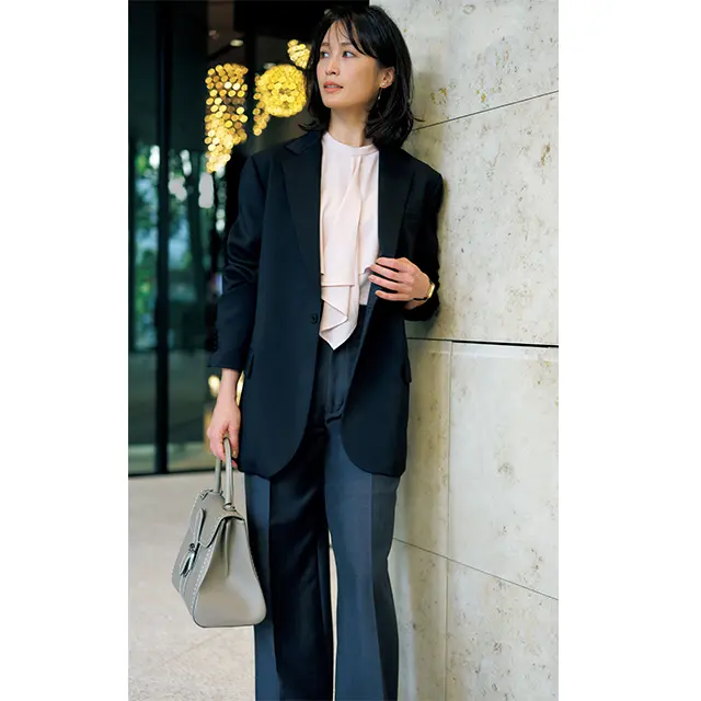 ピンクのラッフルブラウスで 　　黒テーラードに華やかな立体感を