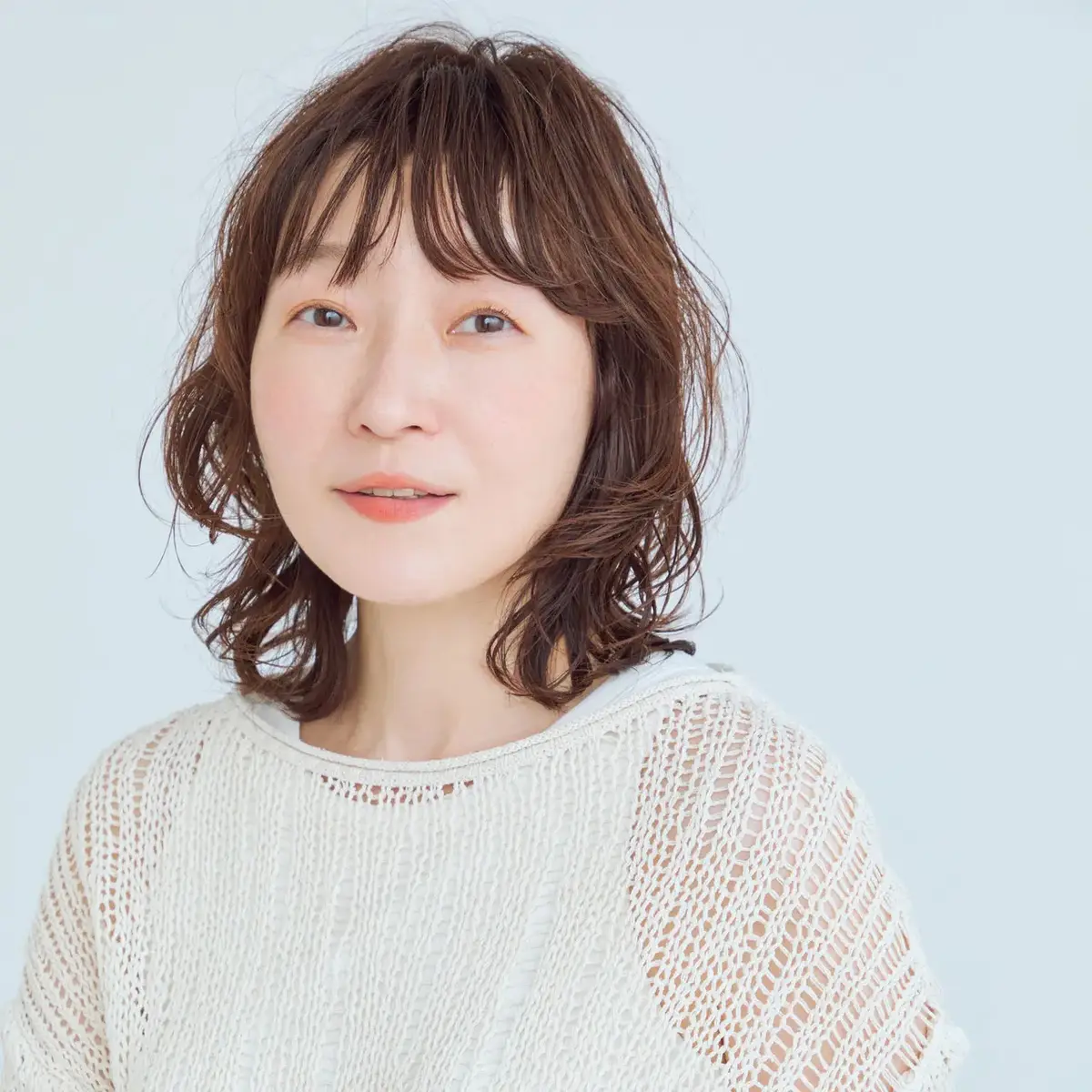 ラフなミディアムパーマヘアは、骨格補正もしてくれる優秀スタイル！【50代髪型・ヘアスタイル】