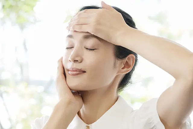 「アクアコラーゲンゲル　エンリッチリフトEX」 を使う鵜飼さん