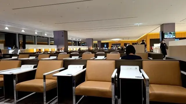 ラウンジと機内食など