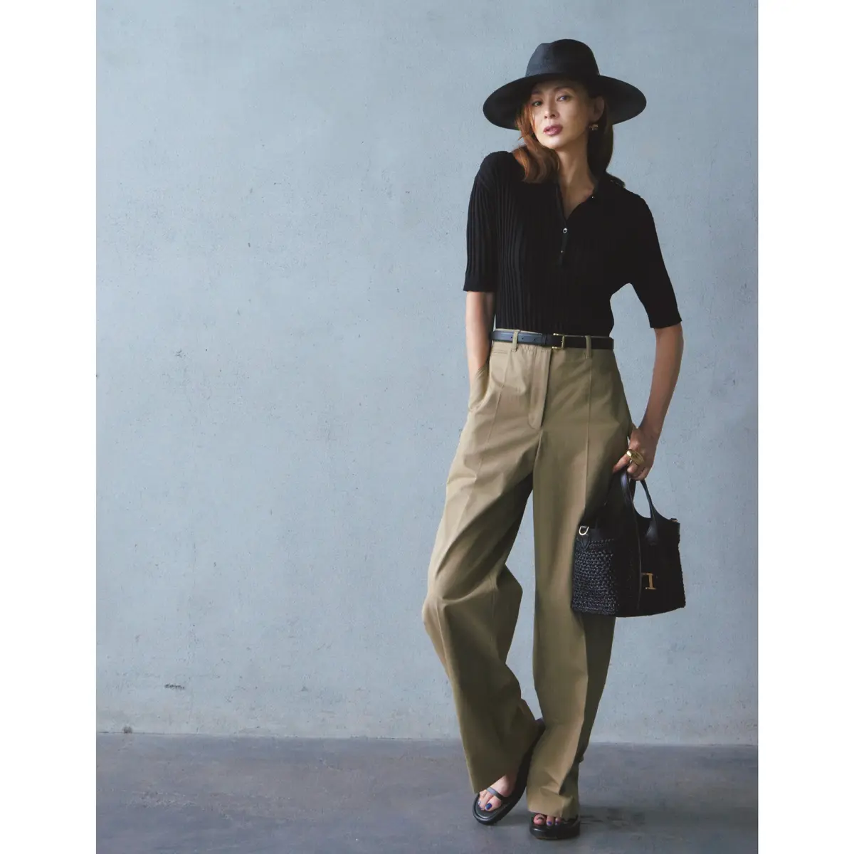 黒ポロリブニットにベージュパンツを合わせて、黒ハットを被ったコーディネート　モデル・SHIHO