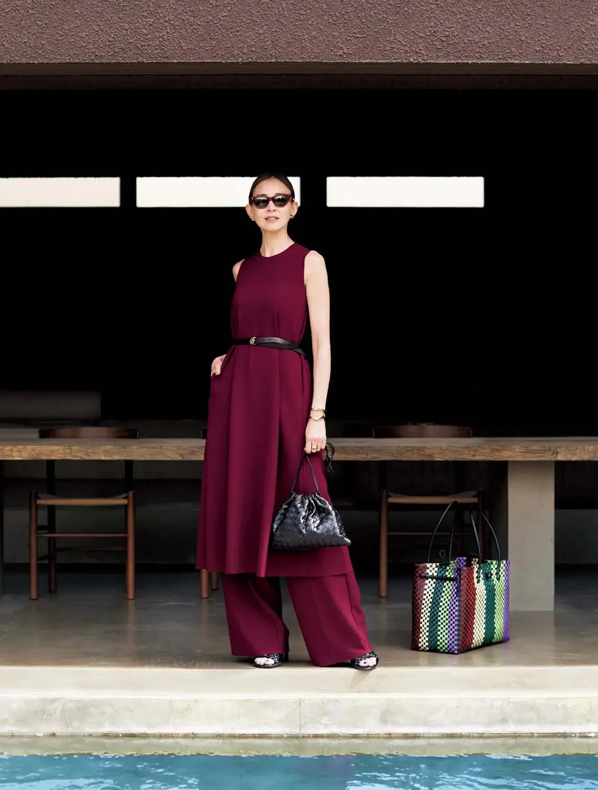 のびやかな印象を授ける“ロング＆リーン”シルエットが開放的な非日常に映える