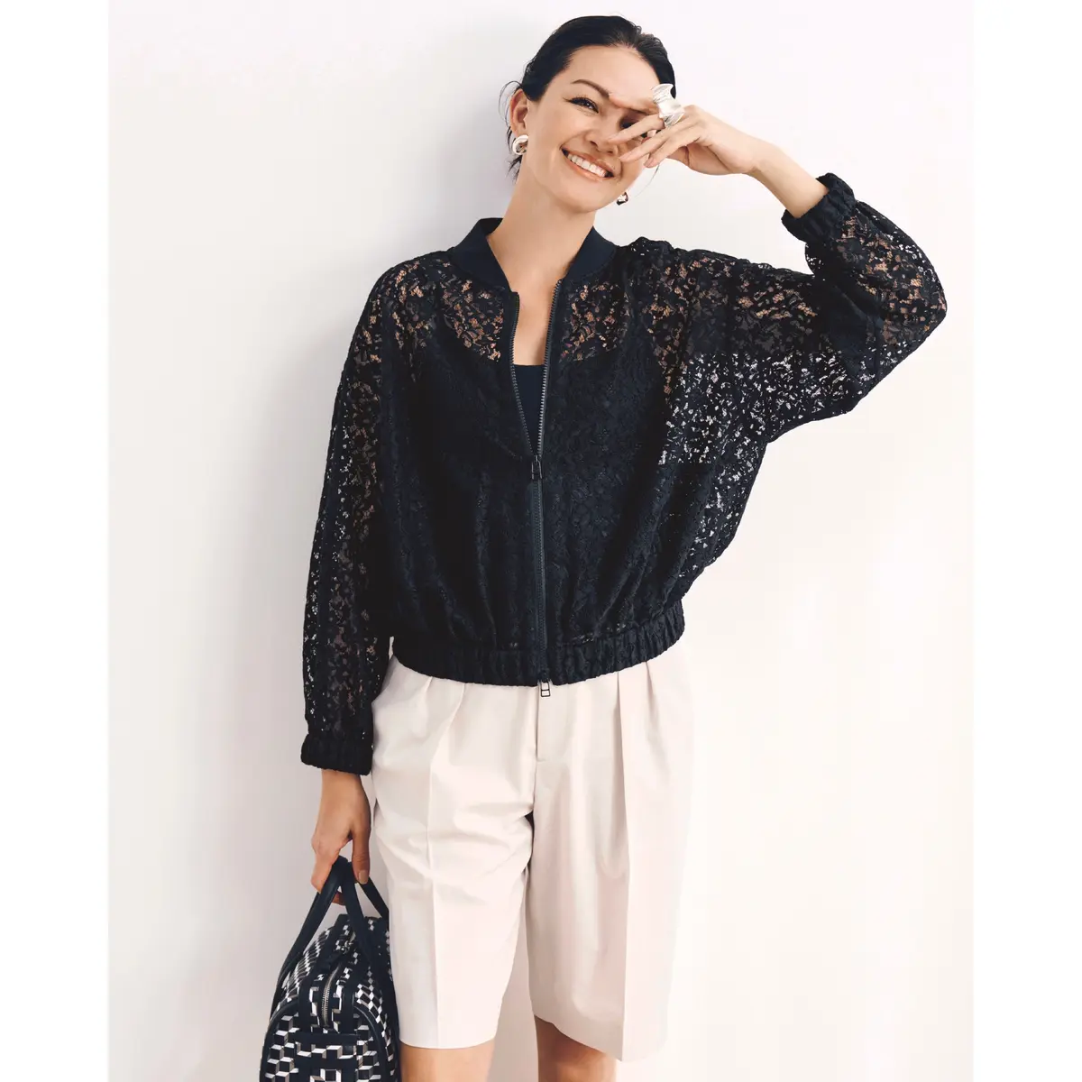 黒レースブルゾンにオフ白のハーフパンツを合わせたコーディネート　モデル・RINA