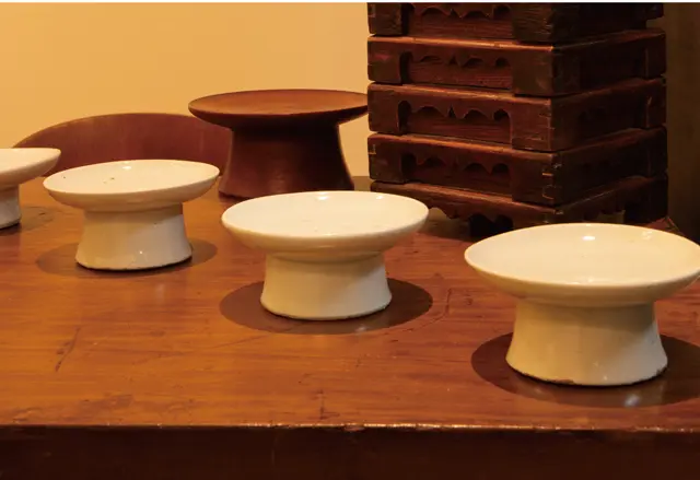 韓国では法事などで使われる祭器。磁器はW 200,000〜、木製はW100,000〜。 「高さのある器は食卓にメリハリをつけてくれます」（チェさん）。 奥の重箱はW400,000