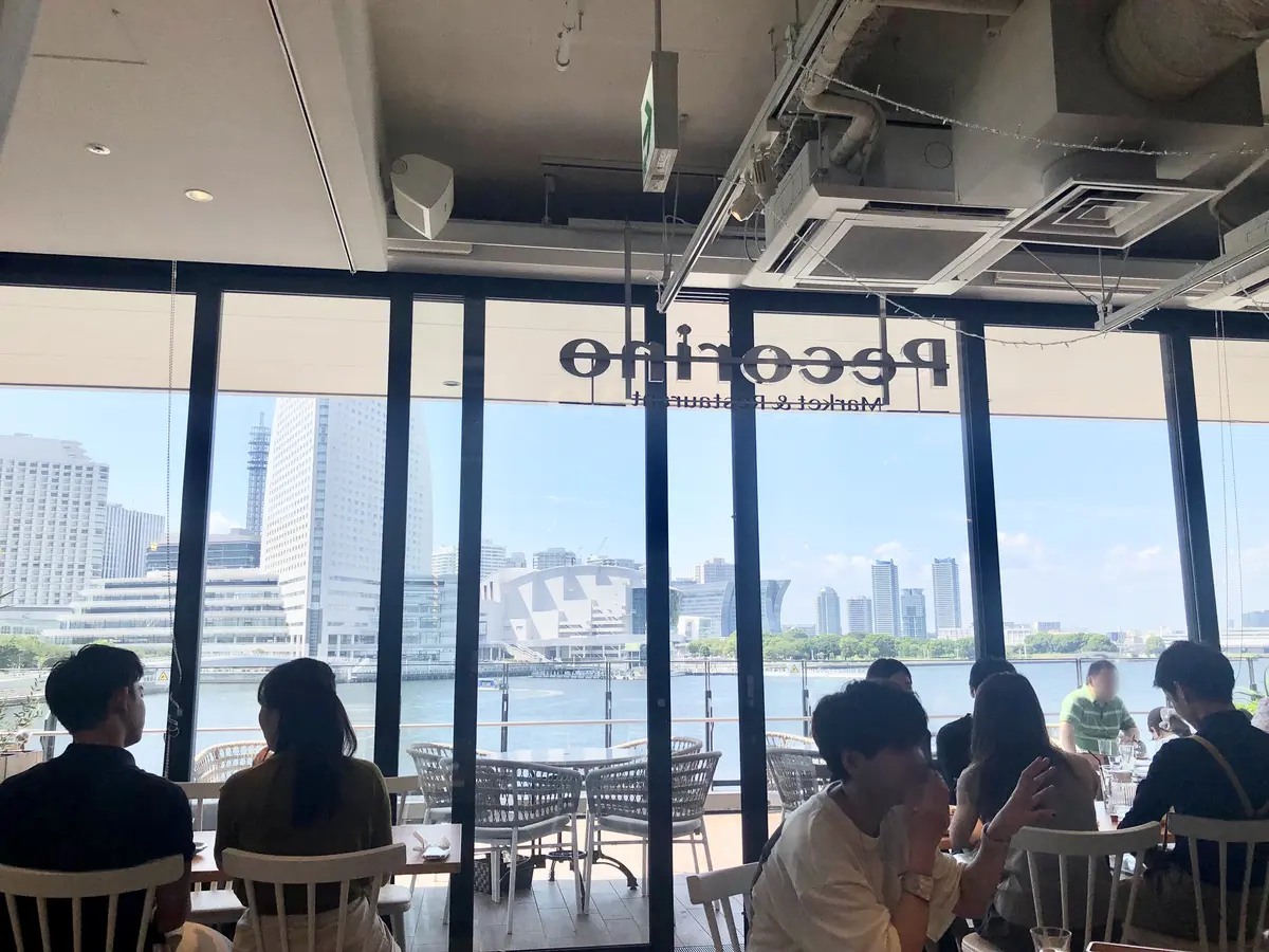 横浜ハンマーヘッド。ランチ。Pecorino Market＆Restaurant。ペコリーノ マーケット＆レストラン。店内。テラス席。窓からの眺め。景色。オーシャンビュー。海が見えるレストラン。美味しい。楽しい。