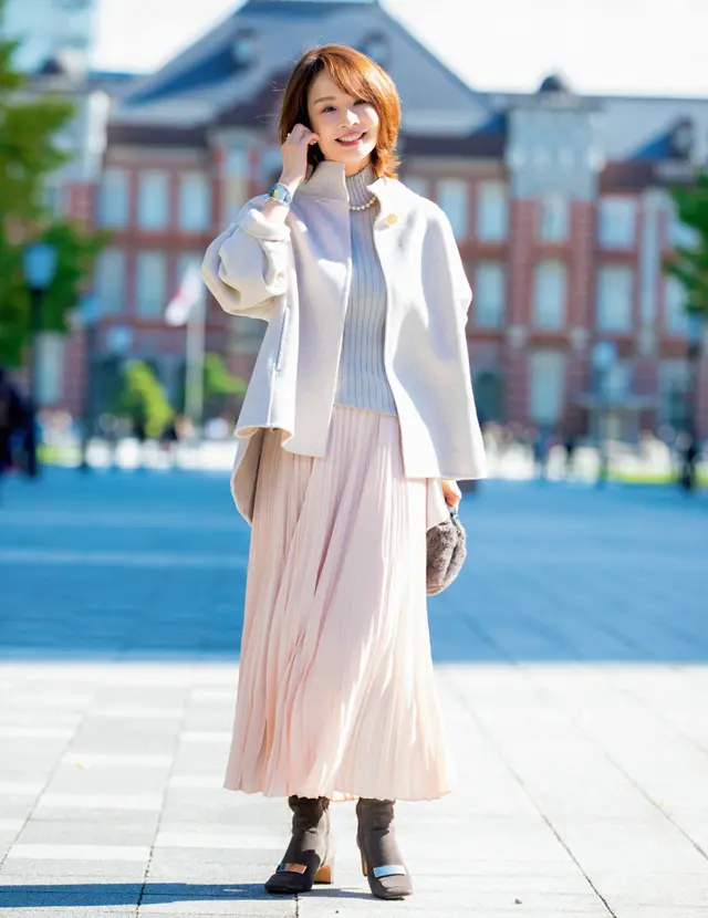 白多めのニュアンスカラーでがんばりすぎない着こなしの伊藤美帆さん