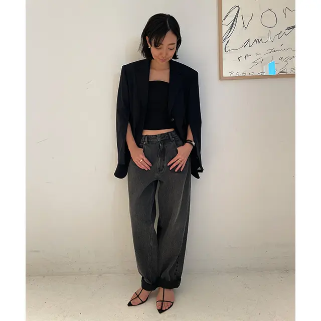 ケープのようにも楽しめるモードなジャケットを、デニム合わせでこなれカジュアルに！