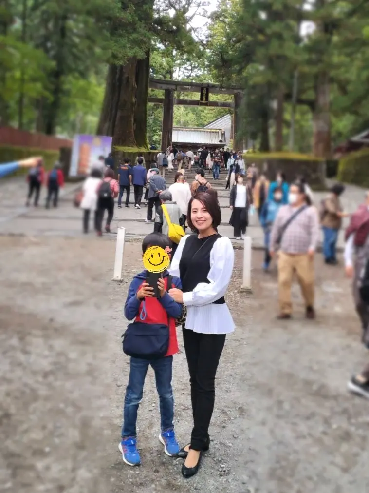 日光東照宮、40代ファッション、ユニクロのウルトラストレッチスキニーハイライズ、黒スキニー、旅ファッション、ザラのブラウス