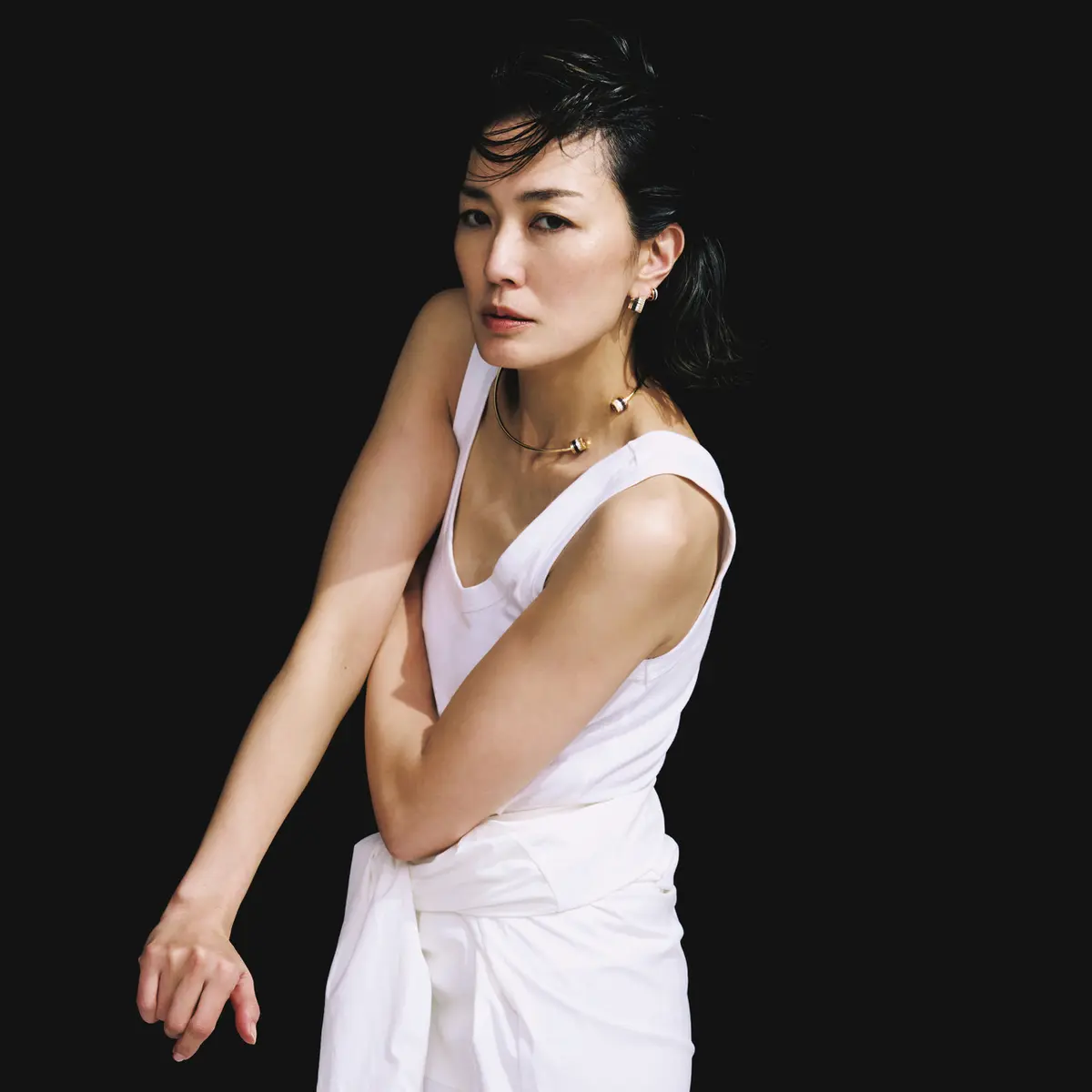 "夏の白"を完成させるゴールドのモダンジュエリー