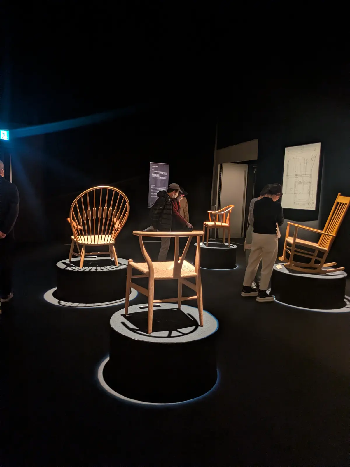 手前にYチェア、後方にピーコックチェア