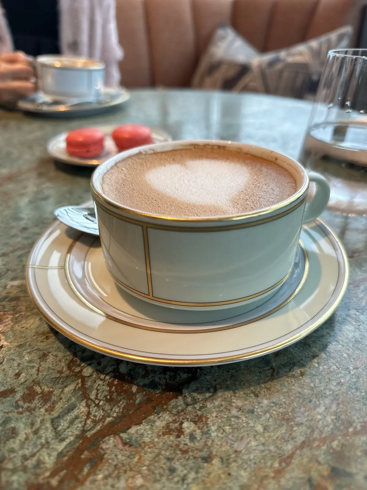 大阪の素敵なホテルのカフェでお茶を楽しみの画像_3