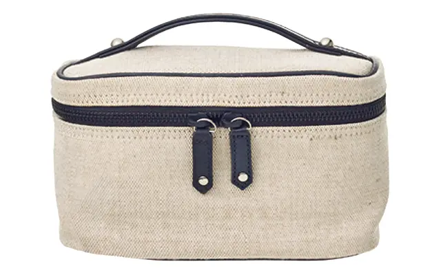 ポーチはヘア＆メイクの岡田いずみさんがプロデュースするMAY TWELVEのヴァニティ。