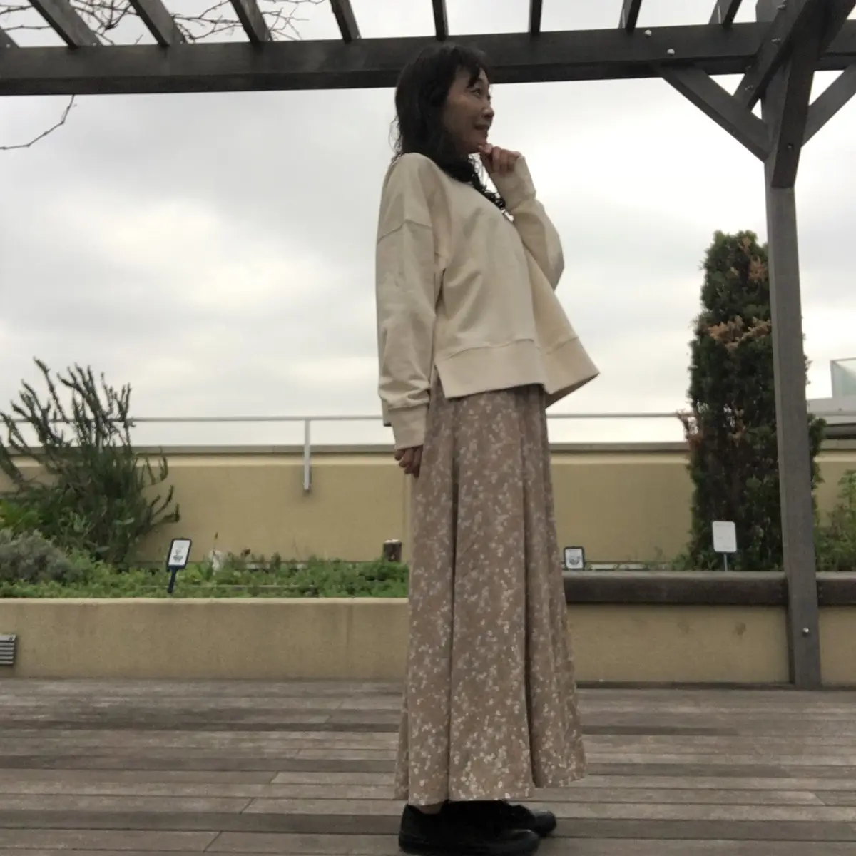 プルオーバーと花柄スカート　横向き