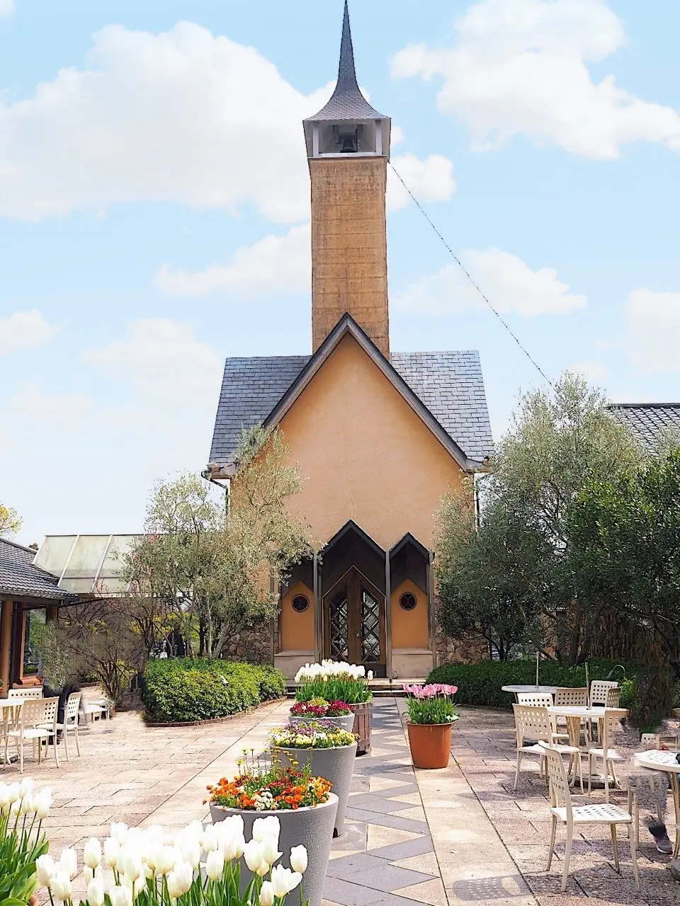 なばなの里の中央にあるカフェです。