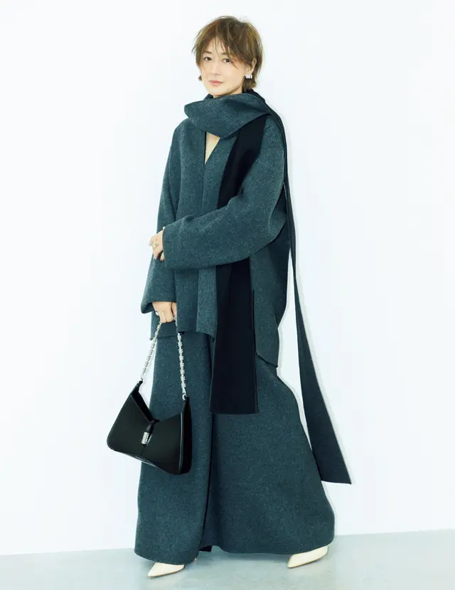 ジバンシィを着こなす富岡佳子さん