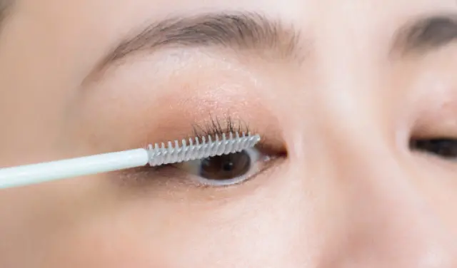 まつ毛が下がりやすい人は、根元のみ下地を仕込んで
