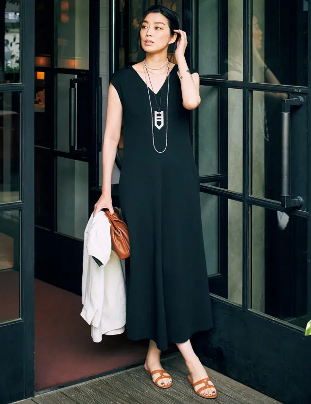 ツヤのあるシルク混のニットワンピースコーデのゆうき