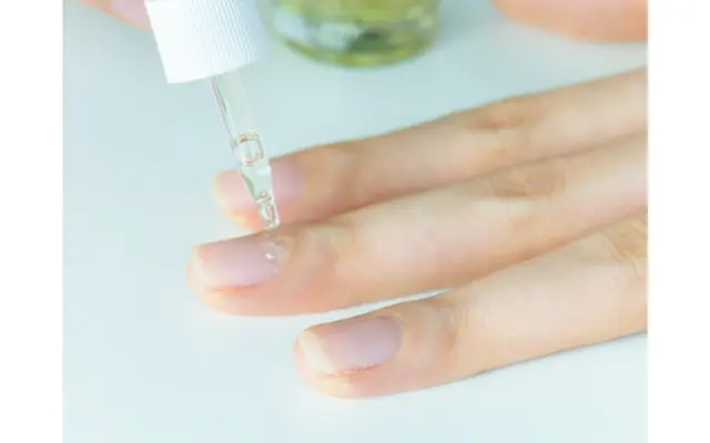 ネイルセラムがしみ込んだら、爪と爪まわりにオイルを塗り、手でしっかりなじませる。