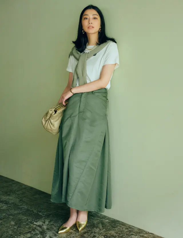 MA-1風のマキシスカートとゴールドのフラットシューズコーデのゆうき