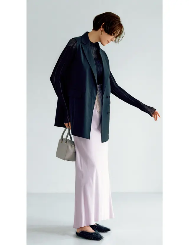 透け感やツヤ感をおしゃれにつなぐ黒リネン