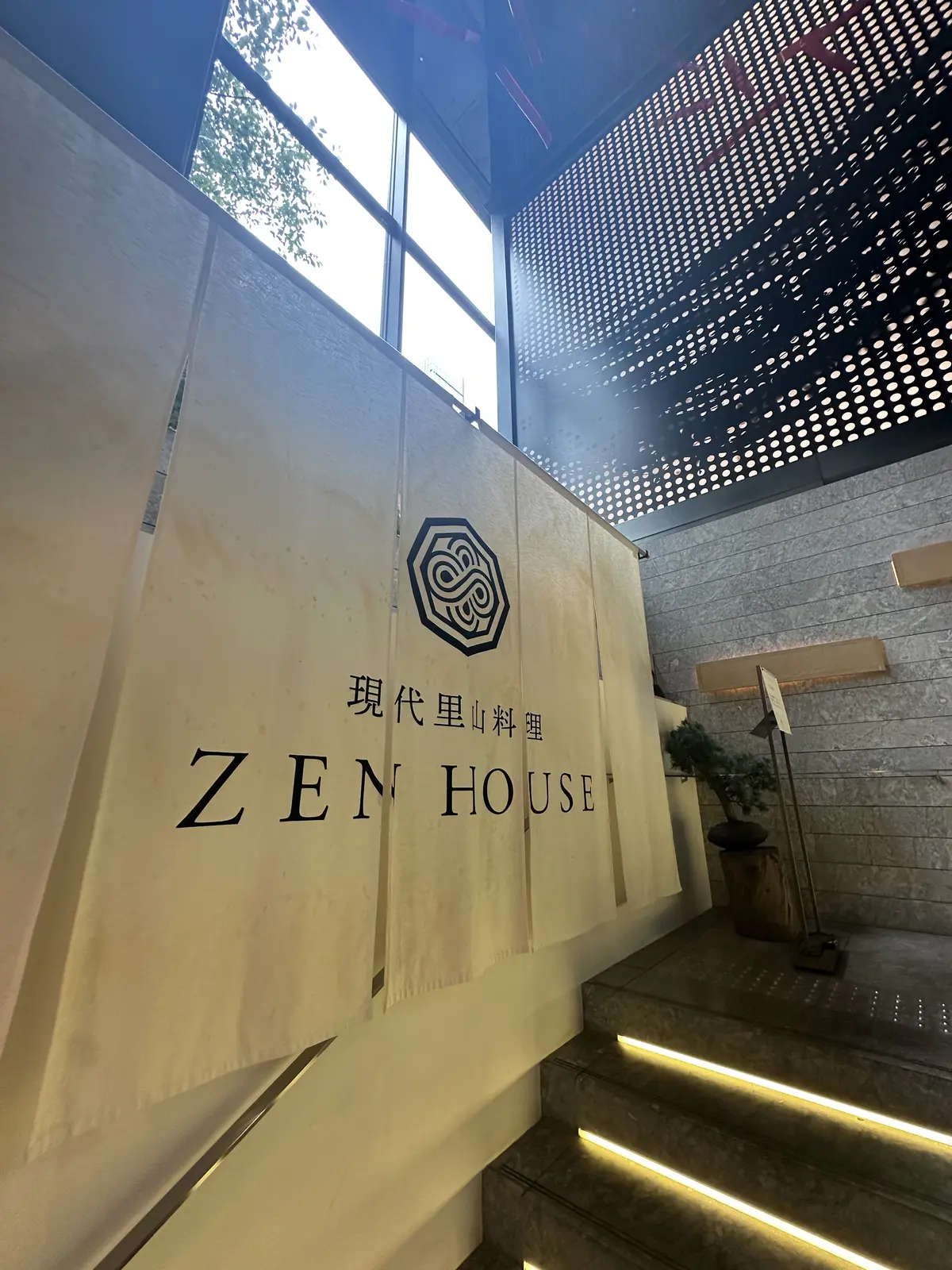 レモンイエローのジャケットでお出かけデニの画像_1