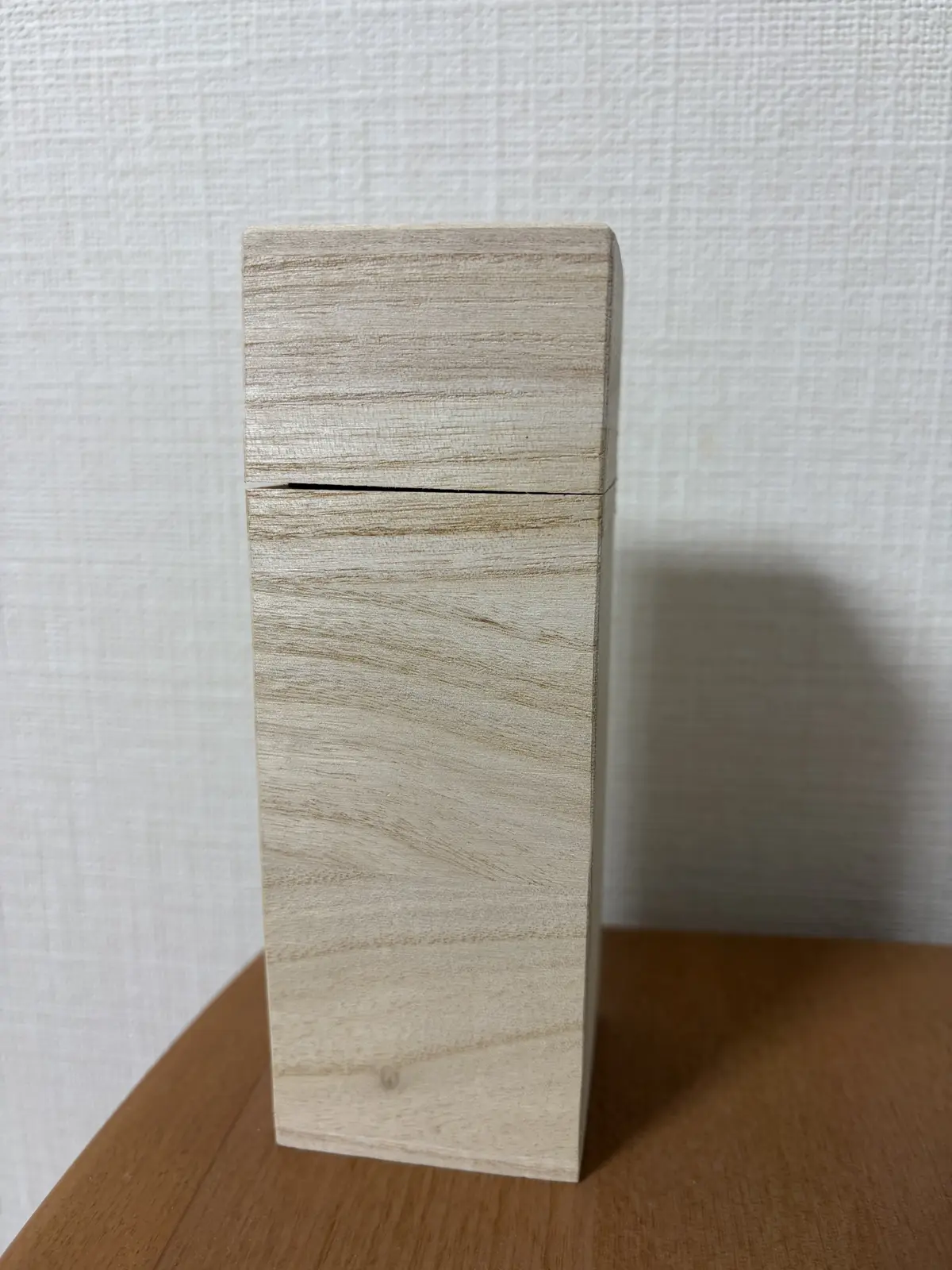 桐の箱で提供されるルームディフィーザー　レスパスユズキ