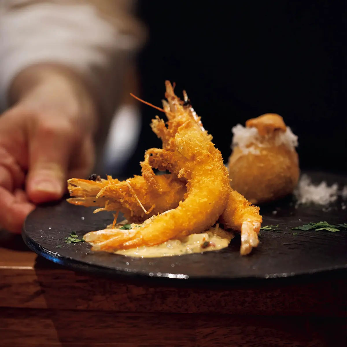 2品をひと皿に盛り合わせて。「天使の海老フライ・西京味 噌セミドライトマトのタルタルソース」￥2,090。ベシャメ ルソースにもウニをたっぷり使用。「雲丹クリームコロッケ・ 大葉ジェノベーゼ」1個￥1,375　