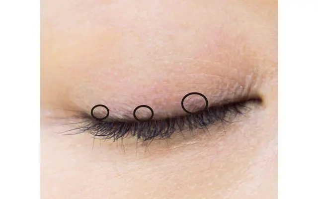 ステップ2のあと、目を閉じてラインを確認。ラインのガタガタをフラットに整えるイメージで、優しくぼかす。