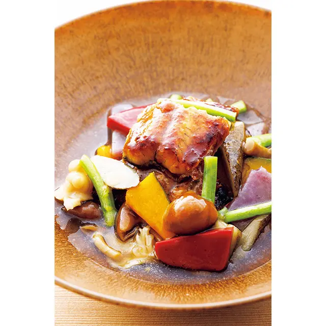 彩りも味も華やかな「鰻の吹き寄せ鍋」