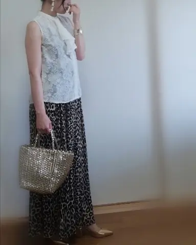 ゴールドアイテムでコーディネイト。マキシスカートはレオパード柄です。