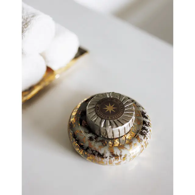 ソープをはじめとするバスアメニティ  類にも、エイトポイントスターが  輝く。すべての客室のバスルーム  は、シンクを2つ備える、ゆとり  のツインシンク仕様。