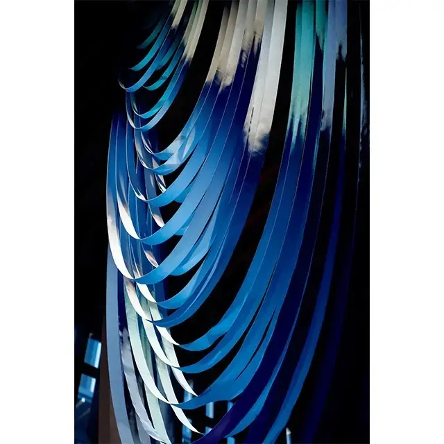 天井から吊り下げられた布アートは、西陣織で製作されている。