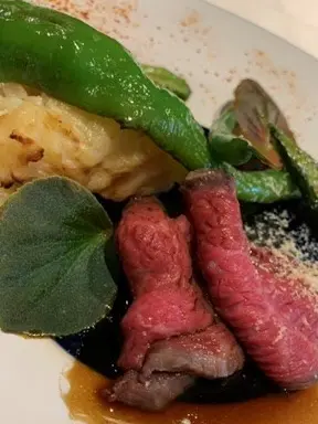 大和牛のローストビーフに地元の温野菜を添えて