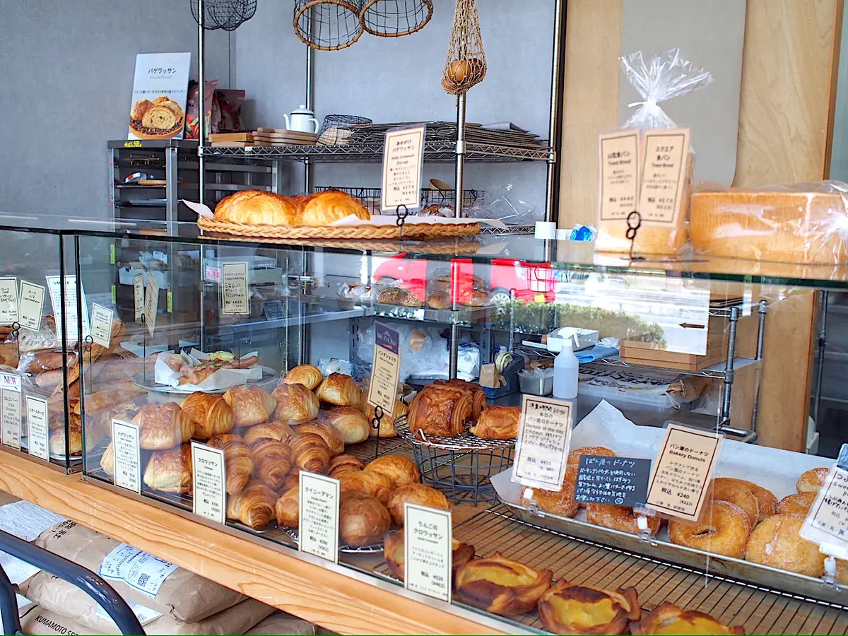なる食パンやクロワッサンなど、ショーケースには焼きたてパンがずらり