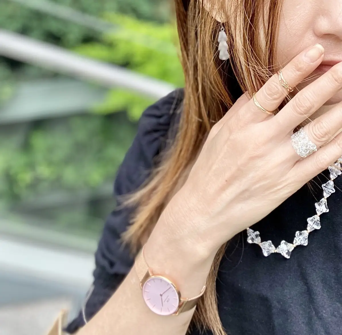 アクセサリーはクリアなクリスタル