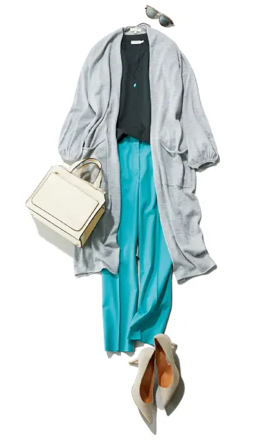 カラーパンツとグレージュのパンプスコーデ