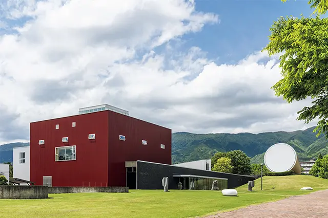 独立した棟が集合する美術館建築。企画展ギャラリーも。