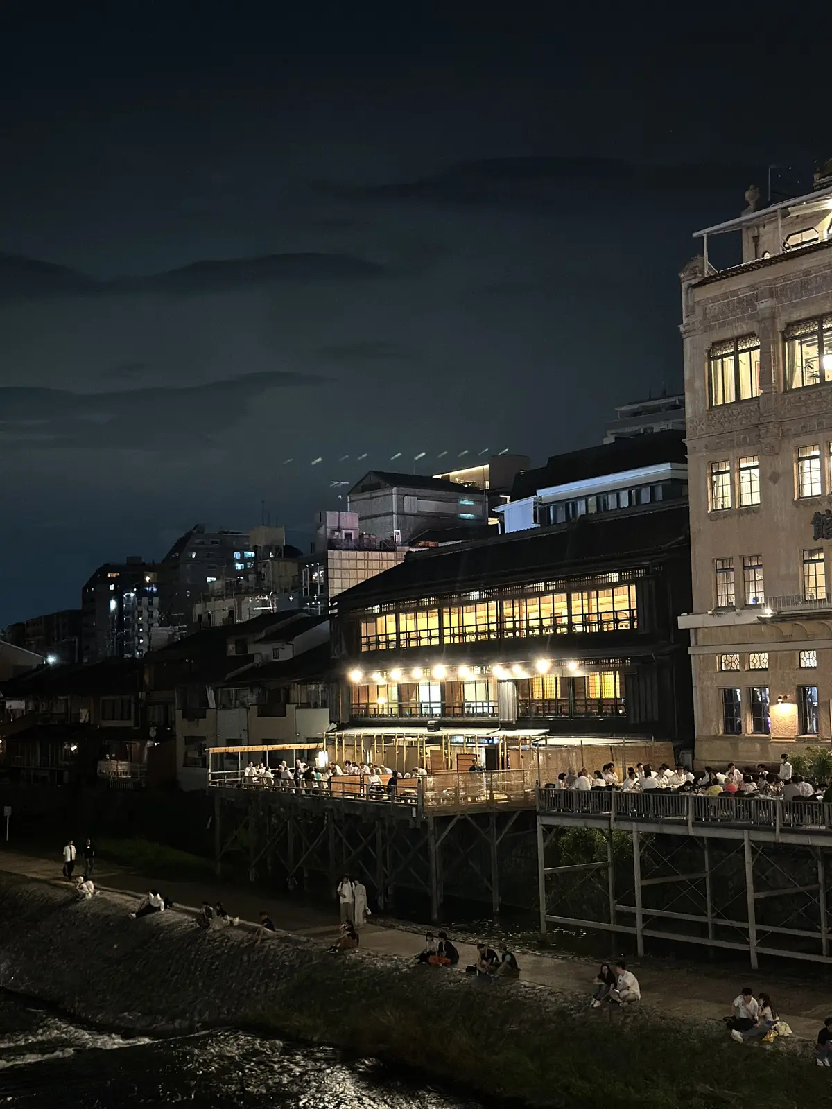 ホワイトワンピースで行く、京都鴨川納涼床の画像_1